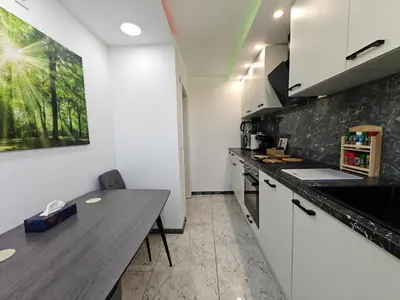Küche/Küchenzeile in der Unterkunft Modern Apartments Neuburg US - NEU - 2 Zimmer, Komfort, Top Ausgestattet, Smart TV, Wi-Fi
