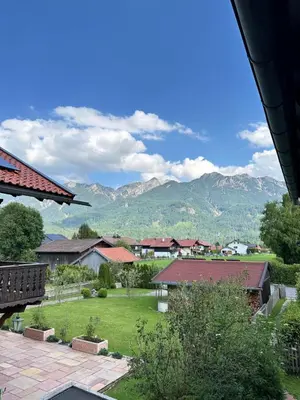 Ein allgemeiner Bergblick oder ein Berglick von der Ferienwohnung aus
