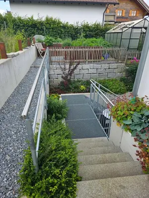 Ein Garten an der Unterkunft RuheTraum 80 - Design-Apartment