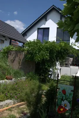 Ein Garten an der Unterkunft RuheTraum 80 - Design-Apartment