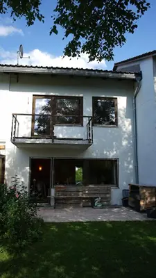 Das Gebäude in dem sich das Ferienhaus befindet
