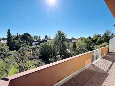 Ein Balkon oder eine Terrasse in der Unterkunft Tolle, geräumige Wohnung in ausgezeichneter Lage