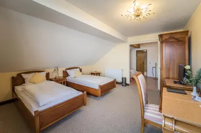 Ein Bett oder Betten in einem Zimmer der Unterkunft Hotel Garni Kapellenstüberl
