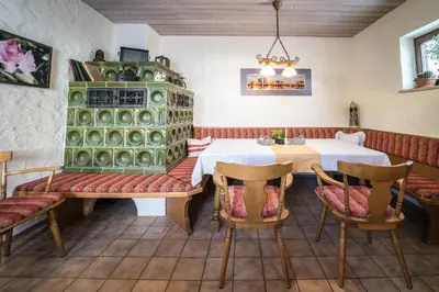 Ein Sitzbereich in der Unterkunft Hotel Garni Kapellenstüberl