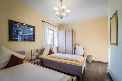 Ein Bett oder Betten in einem Zimmer der Unterkunft Hotel Garni Kapellenstüberl