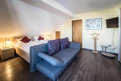 Ein Sitzbereich in der Unterkunft Hotel Garni Kapellenstüberl