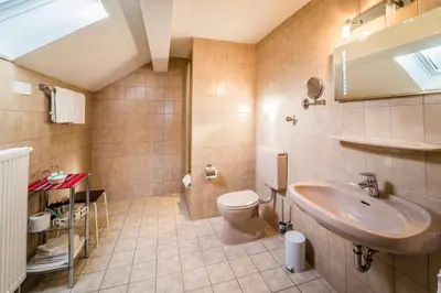 Ein Badezimmer in der Unterkunft Hotel Garni Kapellenstüberl