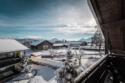 Ein allgemeiner Bergblick oder ein Berglick von des Bed & Breakfasts aus