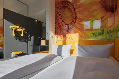 Ein Bett oder Betten in einem Zimmer der Unterkunft Buddy Hotel