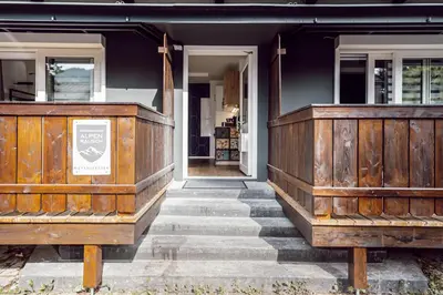 Eine Fassade oder ein Eingang zu Alpenrausch 2