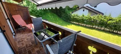 Ein Garten an der Unterkunft Feriensuite Romeo Mittenwald