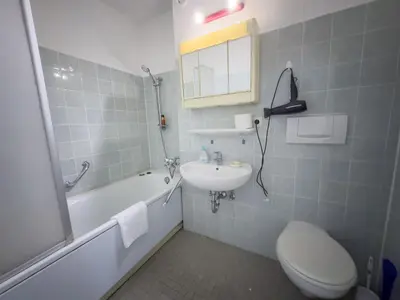 Ein Badezimmer in der Unterkunft Ruhiges Apartment, Balkon, U-Bahn