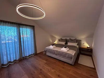 Ein Bett oder Betten in einem Zimmer der Unterkunft Moderne Ferienwohnung Übersee
