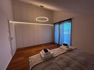 Ein Bett oder Betten in einem Zimmer der Unterkunft Moderne Ferienwohnung Übersee
