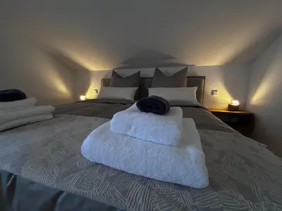 Ein Bett oder Betten in einem Zimmer der Unterkunft Moderne Ferienwohnung Übersee