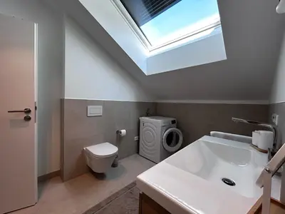 Ein Badezimmer in der Unterkunft Moderne Ferienwohnung Übersee