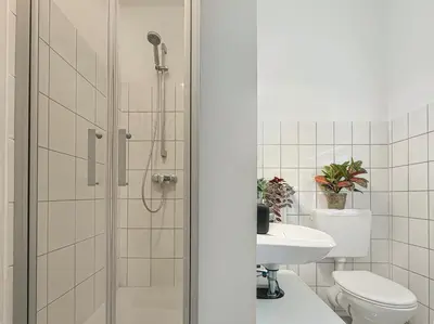 Ein Badezimmer in der Unterkunft Gruppen Oase München Kino, Billardtisch & 17 Betten