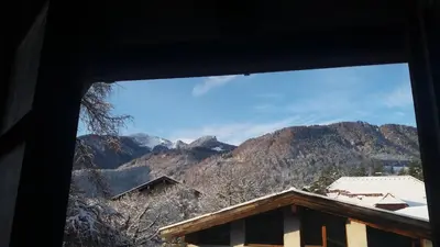 Ein allgemeiner Bergblick oder ein Berglick von der Villa aus