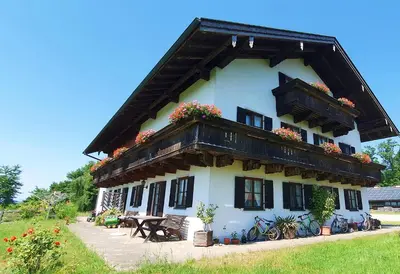 Das Gebäude in dem sich der Bauernhof befindet