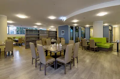 Ein Sitzbereich in der Unterkunft Tulip Inn München Messe