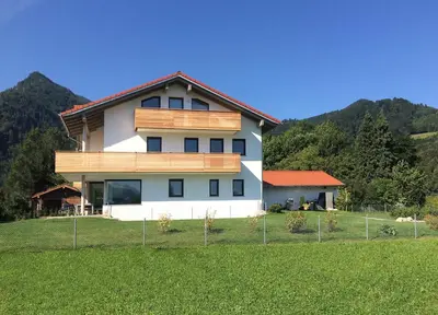 Ein allgemeiner Bergblick oder ein Berglick von der Ferienwohnung aus