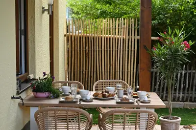 Ein Garten an der Unterkunft Ferienwohnung Lämmche, EG mit eingezäuntem Garten