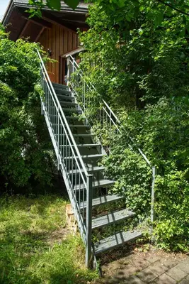 Ein Garten an der Unterkunft Idyll in Ammerseenähe mit Blick ins Grüne