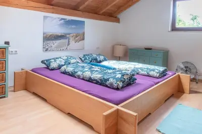 Ein Bett oder Betten in einem Zimmer der Unterkunft Idyll in Ammerseenähe mit Blick ins Grüne