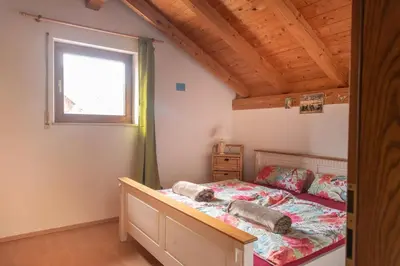 Ein Bett oder Betten in einem Zimmer der Unterkunft Idyll in Ammerseenähe mit Blick ins Grüne