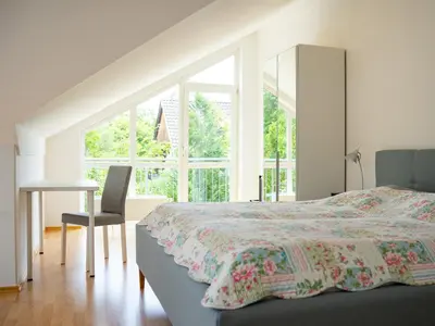 Ein Bett oder Betten in einem Zimmer der Unterkunft Ferienhaus Herle in Seenähe - mit Garten, Kamin & Hund willkommen