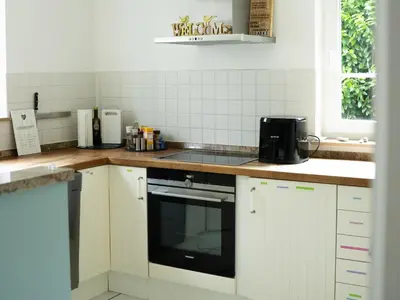 Küche/Küchenzeile in der Unterkunft Ferienhaus Herle in Seenähe - mit Garten, Kamin & Hund willkommen