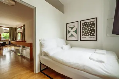 Ein Bett oder Betten in einem Zimmer der Unterkunft MARAL Loft München Bogenhausen