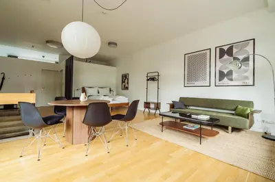 Ein Sitzbereich in der Unterkunft MARAL Loft München Bogenhausen