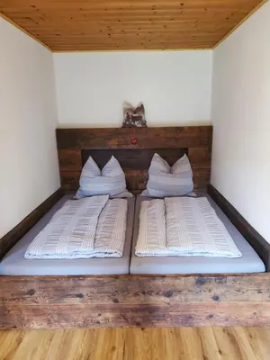 Ein Bett oder Betten in einem Zimmer der Unterkunft Biohof Dimper - KuhHorn