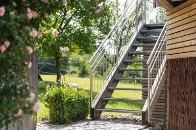 Ein Garten an der Unterkunft 5 Sterne Ferienwohnung am See