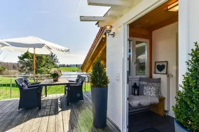 Ein Garten an der Unterkunft 5 Sterne Ferienwohnung am See