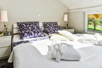Ein Bett oder Betten in einem Zimmer der Unterkunft 5 Sterne Ferienwohnung am See