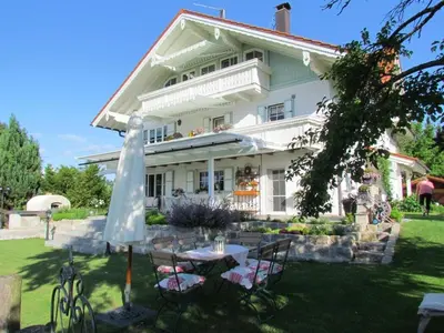 Ein Garten an der Unterkunft 5 Sterne Ferienwohnung am See