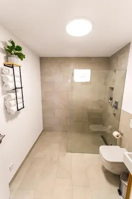 Ein Badezimmer in der Unterkunft Edel & Exklusiv - Heimkino, Kochinsel, Parkplatz, XXL-Betten & Mehr