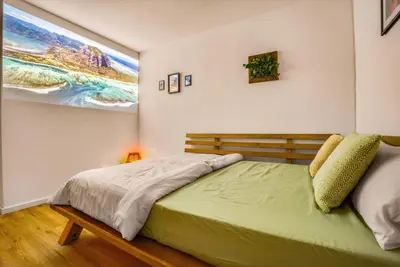 Ein Bett oder Betten in einem Zimmer der Unterkunft Stilvoll - Heimkino, Kochinsel, Parkplatz, Neubau & Mehr