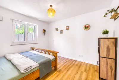 Ein Bett oder Betten in einem Zimmer der Unterkunft Stilvoll - Heimkino, Kochinsel, Parkplatz, Neubau & Mehr