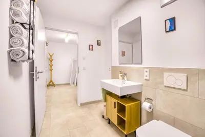 Ein Badezimmer in der Unterkunft Stilvoll - Heimkino, Kochinsel, Parkplatz, Neubau & Mehr