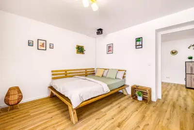 Ein Bett oder Betten in einem Zimmer der Unterkunft Stilvoll - Heimkino, Kochinsel, Parkplatz, Neubau & Mehr