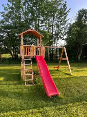 Ein Kinderspielbereich in der Unterkunft Idyllische Wohnung mit Bergblick nah am Simssee