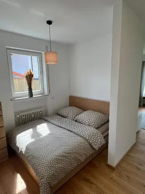 Ein Bett oder Betten in einem Zimmer der Unterkunft Idyllische Wohnung mit Bergblick nah am Simssee