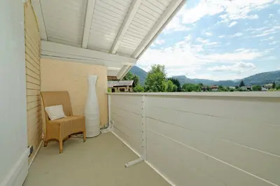 Ein allgemeiner Bergblick oder ein Berglick von des Ferienhauses aus