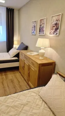 Ein Bett oder Betten in einem Zimmer der Unterkunft AUXBRG - 4 Zimmer, XL Wasserbett, 65 Zoll TV, XL Terrasse