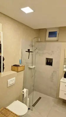 Ein Badezimmer in der Unterkunft AUXBRG - 4 Zimmer, XL Wasserbett, 65 Zoll TV, XL Terrasse