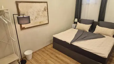 Ein Bett oder Betten in einem Zimmer der Unterkunft AUXBRG - 4 Zimmer, XL Wasserbett, 65 Zoll TV, XL Terrasse