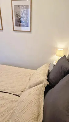 Ein Bett oder Betten in einem Zimmer der Unterkunft AUXBRG - 4 Zimmer, XL Wasserbett, 65 Zoll TV, XL Terrasse